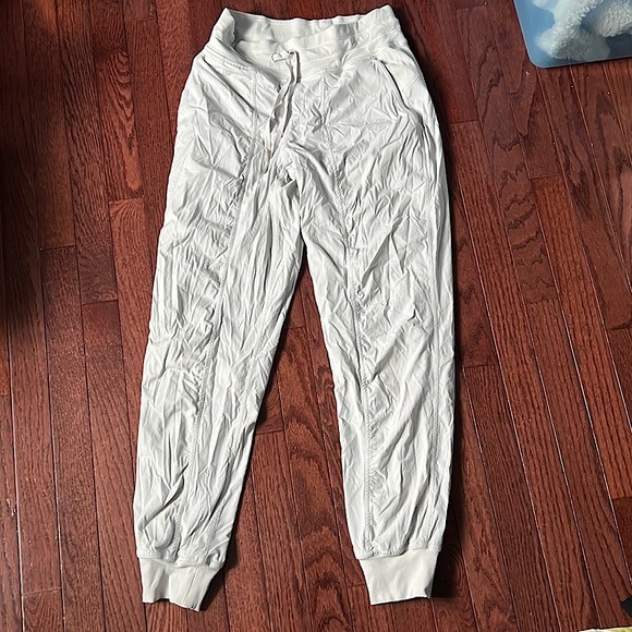 Lululemon Mid Rise Joggers Very Light Gray Almost White Size 4 - Picture 1 of 4